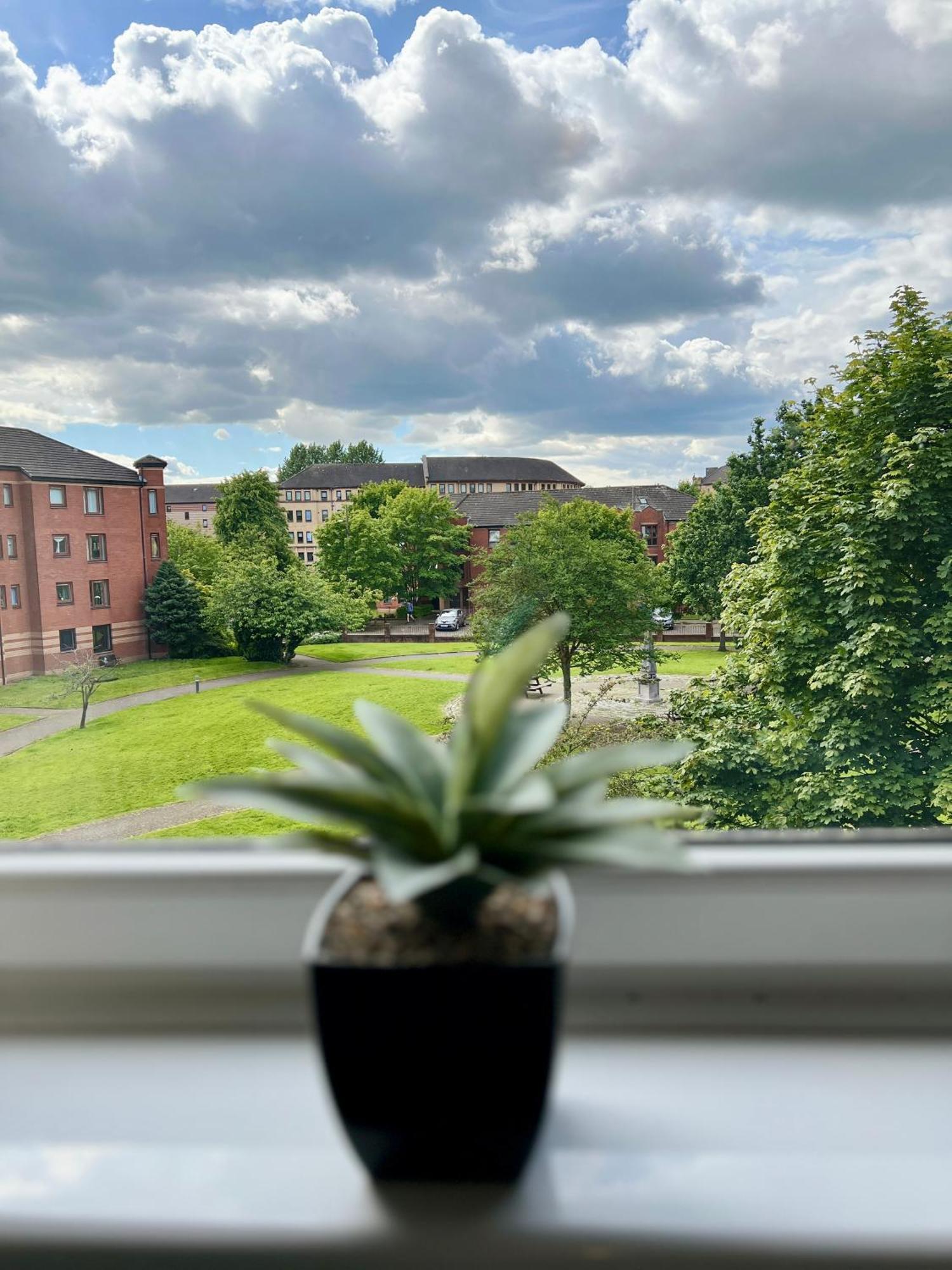 Spacious 2 Bed-Flat In Glasgow City - Free Parking Εξωτερικό φωτογραφία